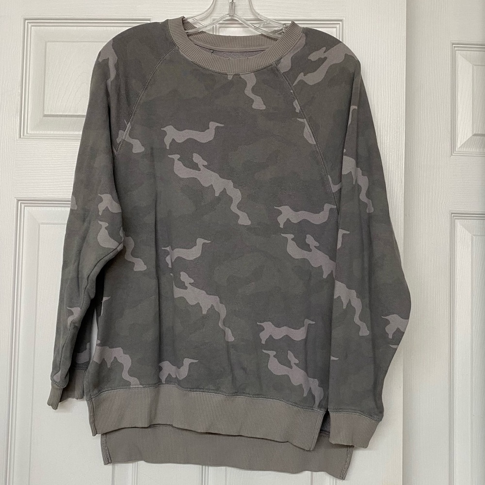 American Eagle Outfitters Camo Jegging Fit Oversized Sweatshirt Sz XS